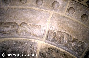 Personaje y demonio tallados en una arquivolta de la iglesia de San Andr&eacute;s de Soria