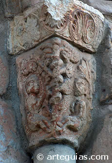 Capitel de uno de los ventanales