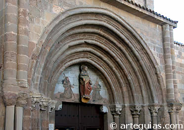 Portada de la iglesia de Santiago de Sang&uuml;esa