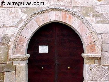 Puerta rom&aacute;nica de la iglesia de Asunci&oacute;n de San Vicente del Valle. Comarca de Montes de Oca