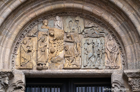 Uno de los dos t&iacute;mpanos de la Puerta de Plater&iacute;as de la catedral