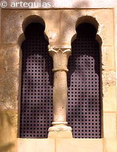 Ajimez de la curiosa galer&iacute;a rom&aacute;nica de la iglesia de Torrecaballeros. Segovia