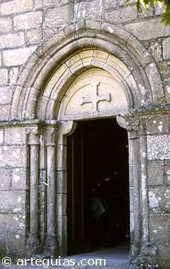 Portada de la iglesia de Tour&oacute;n