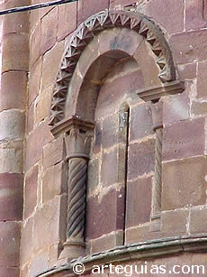 Ventanal rom&aacute;nico en la iglesia de Valmala