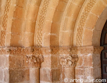Detalle de las arquivoltas y columnas de la puerta. Andaluz, Soria