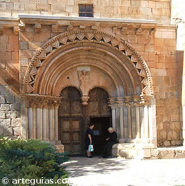Portada de San Miguel de Caltojar, a poca distancia de Berlanga de Duero (Soria)