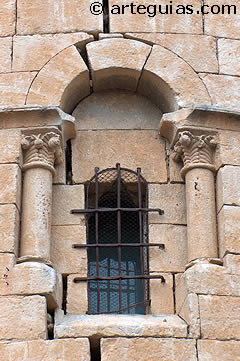 Ventanal de la iglesia de Fuentespreadas. Comarca del Vino, Zamora
