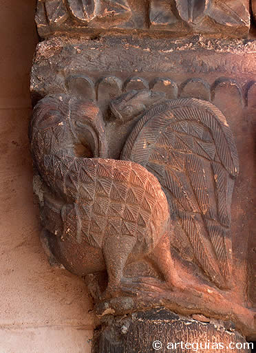 Grifo en uno de los capiteles del p&oacute;rtico de Grado del Pico