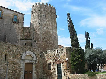 Torre del Fum, en la fachada suroeste del monasterio
