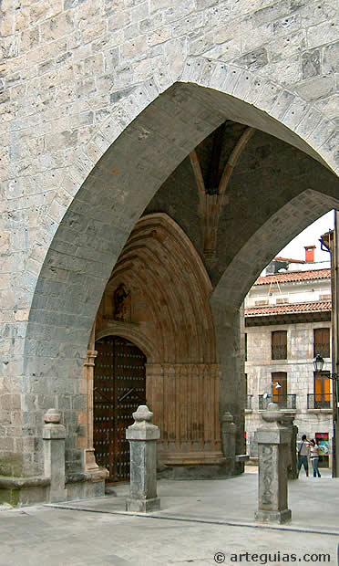 Puerta occidental de la iglesia de Mondrag&oacute;n, Guip&uacute;zcoa