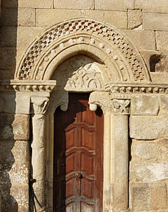 Portada sur de Santa Mar&iacute;a de Razamonde
