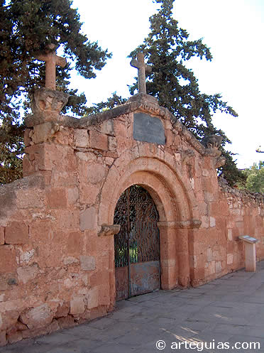 Puerta de la iglesia de San Nicol&aacute;s, en el cementerio