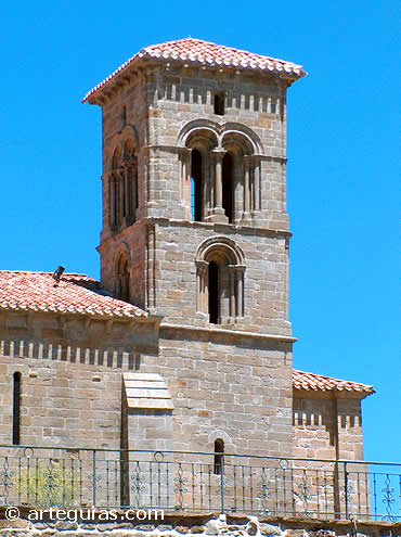 Campanario de la iglesia de Santa Cecilia de Aguilar de Campoo