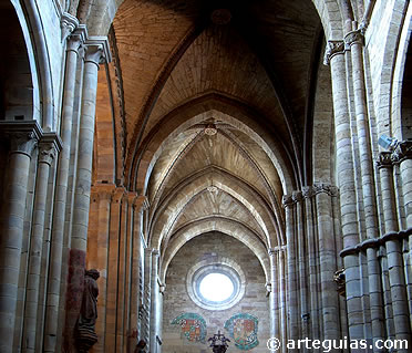 Nave del transepto de la iglesia de San ta Mar&iacute;a del Azogue de Benavente