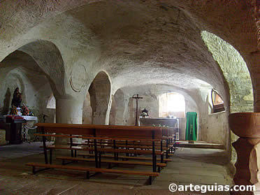 Interior de la Iglesia rupestre de Santa Mar&iacute;a de Valverde
