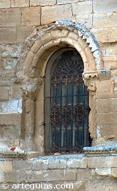 Ventanal rom&aacute;nico en el  muro norte de la iglesia de Santoyo, Palencia