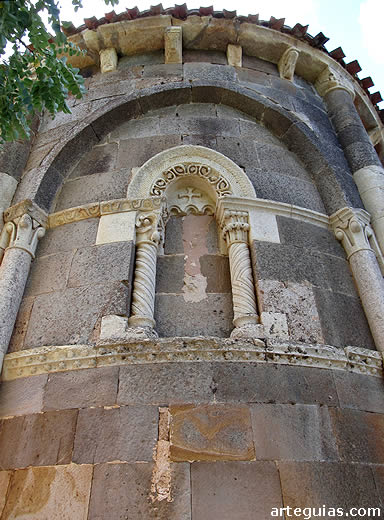 La Piedra: &aacute;bside de su iglesia