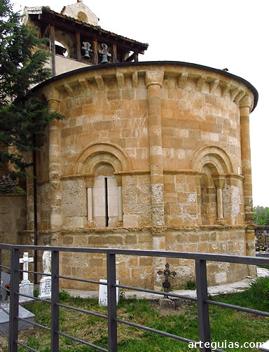 Monumental &aacute;bside de la iglesia de Cobos de Fuentidue&ntilde;a