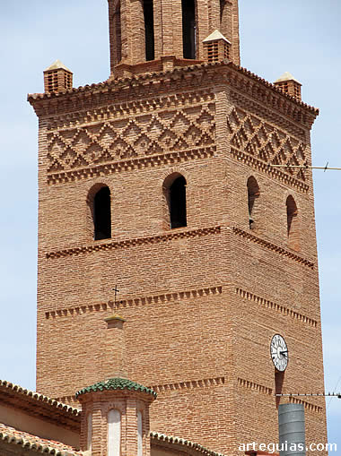 Campanario mud&eacute;jar de la iglesia de la Virgen del Rosario de Aguil&oacute;n