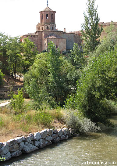 San Miguel de Almaz&aacute;n con el Duero a pocos metros