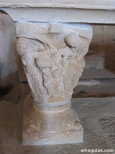 Capitel que soporta la mesa del altar de la capilla principal