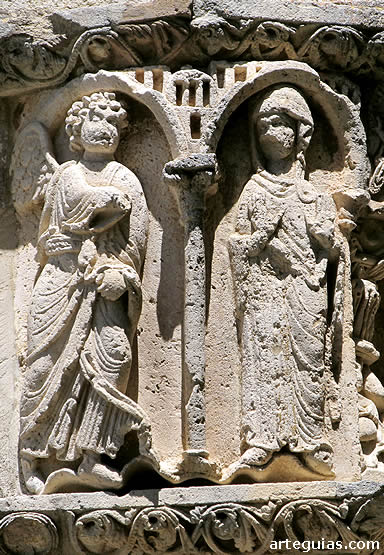 De la Puerta Speciosa del Monasterio Est&iacute;baliz , este relieve de la Anunciaci&oacute;n es de los m&aacute;s conocido