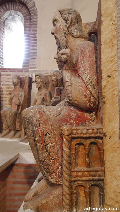 Las estatuas de los Ap&oacute;stoles conserva gran parte de policrom&iacute;a, predominando los rojos y azules