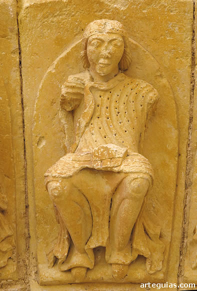 Uno de los personajes esculpidos en la arquivolta citada