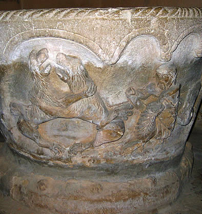 Detalle de la pila bautismal que se guarda en la iglesia de Arenillas de Nu&ntilde;o P&eacute;rez