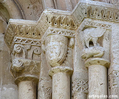 Tres capiteles del ventanal