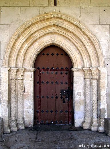 Argado&ntilde;a: puerta de la iglesia