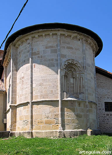 Cabecera de la iglesia de Argando&ntilde;a a escasa distancia del Monasterio de Est&iacute;baliz