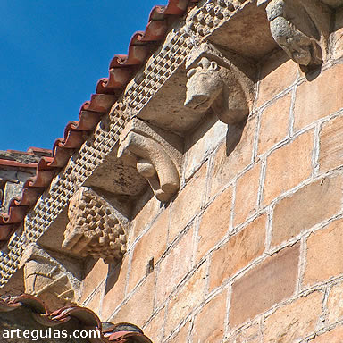 Iglesia de Argomilla de Cay&oacute;n: canecillos