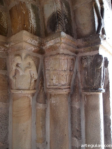 Capiteles de uno de los lados de la puerta