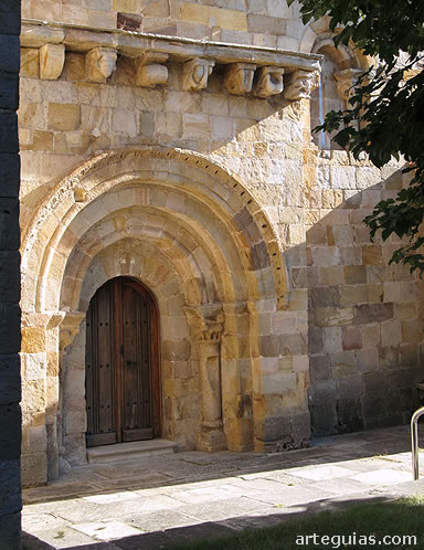 Bolmir: puerta de la iglesia
