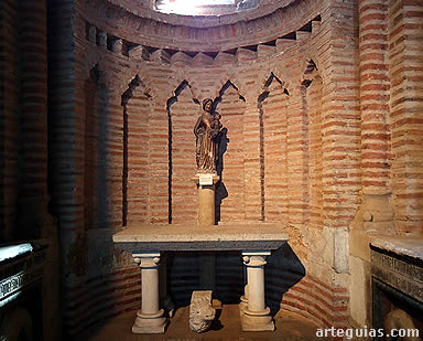 Decoraci&oacute;n de ladrillo del &aacute;bside sur