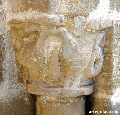 Belloj&iacute;n: capitel zoomorfo de la puerta de ingreso