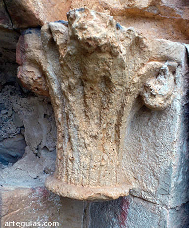 Capitel de la puerta