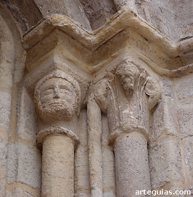 Capiteles de uno de los ventanales del &aacute;bside
