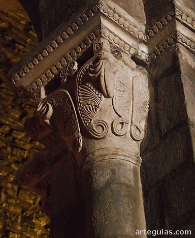 Cepitel vegetal-geom&eacute;trico del interior de la iglesia