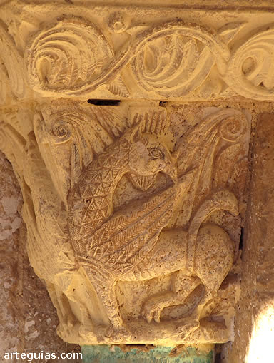 Capitel de la puerta con dos grifos