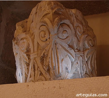 Capitel rom&aacute;nico (siglo XI) de la catedral rom&aacute;nico de Burgos (en el claustro bajo de la catedral)