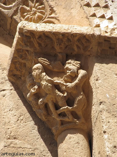 Capitel de un ventanal del &aacute;bside