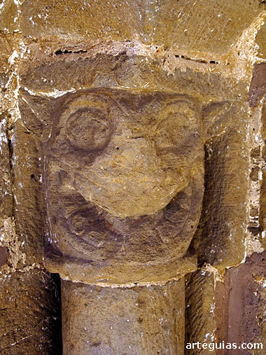 Capitel con cabeza zoomorfa