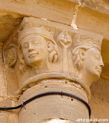 Capitel del &aacute;bside con cabezas de reyes