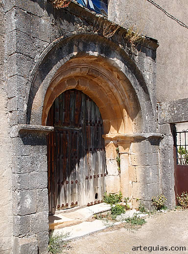 Castro de Fuentidue&ntilde;a: puerta rom&aacute;nica de la iglesia