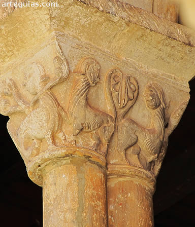 Claustro alto: capitel con esfinges