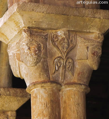Capitel del claustro alto: cabezas coronadas