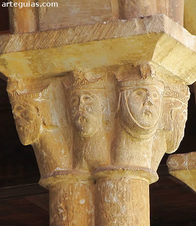 Reyes y reinas en uno de los capiteles superiores