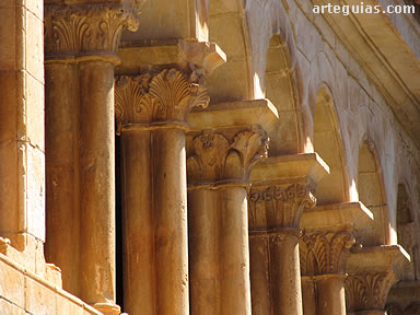 Gran parte de los capiteles del piso superior son vegetales